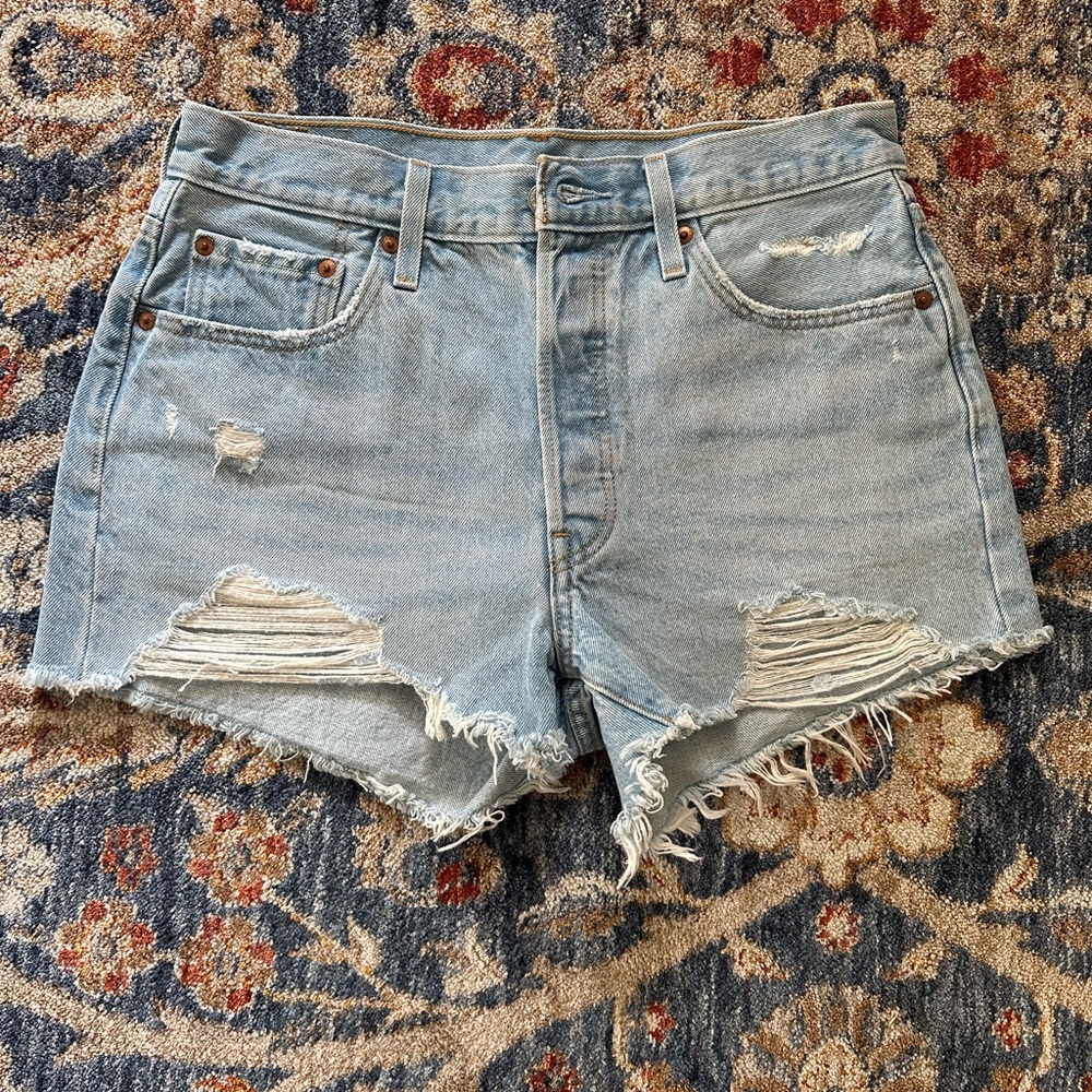 NWOT Levi’s 501 size 29 light wash 2” inseam denim shorts